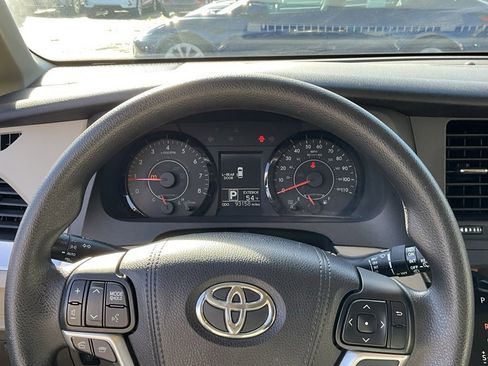 Used 2015 Toyota Sienna LE image 42