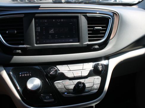 Used 2023 Chrysler Voyager LX FWD image 14