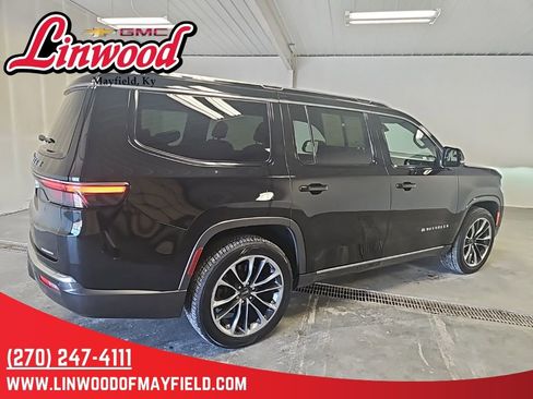 Used 2022 Jeep Wagoneer Series III w/ Premium Group I AWD/4WD image 2