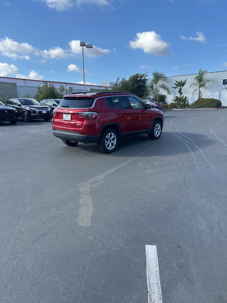 Used 2025 Jeep Compass Latitude w/ Sun & Sound Group AWD/4WD image 6