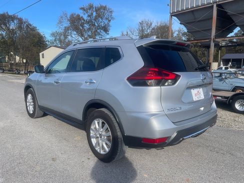 Used 2018 Nissan Rogue SV image 3