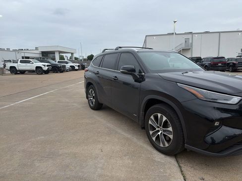 Used 2023 Toyota Highlander XLE AWD/4WD image 2