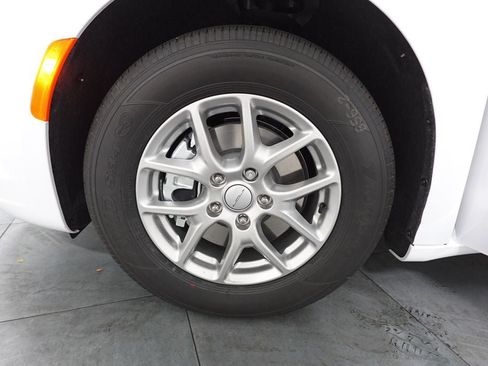 New 2027 Chrysler Pacifica Select FWD image 31