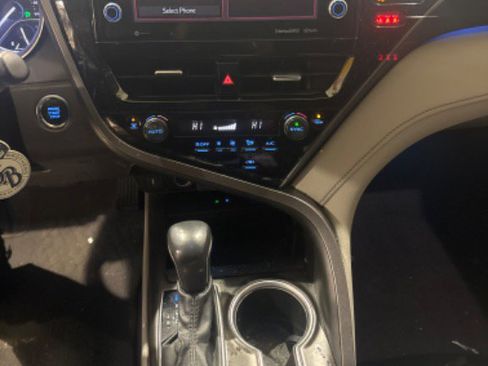Used 2022 Toyota Camry XLE image 13