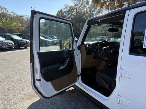 Used 2016 Jeep Wrangler Unlimited Rubicon w/ Connectivity Group image 9