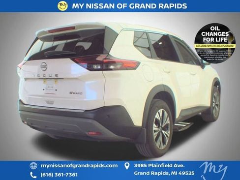 Used 2023 Nissan Rogue SV AWD/4WD image 3