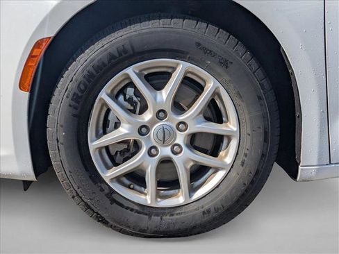 Used 2023 Chrysler Pacifica Touring-L image 5