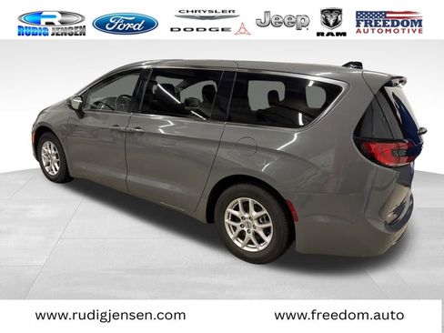 Used 2023 Chrysler Pacifica Touring-L image 9