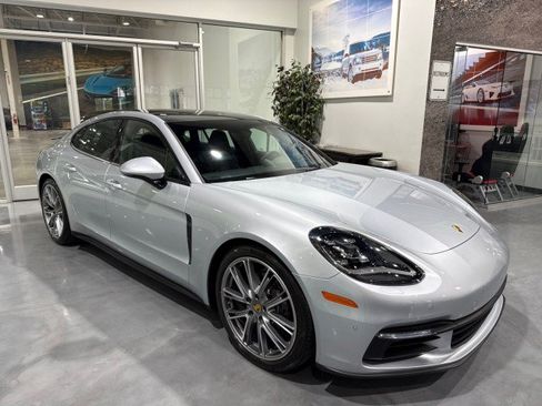 Used 2018 Porsche Panamera RWD image 22