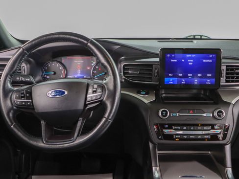 Used 2020 Ford Explorer XLT w/ Equipment Group 202A AWD/4WD image 17