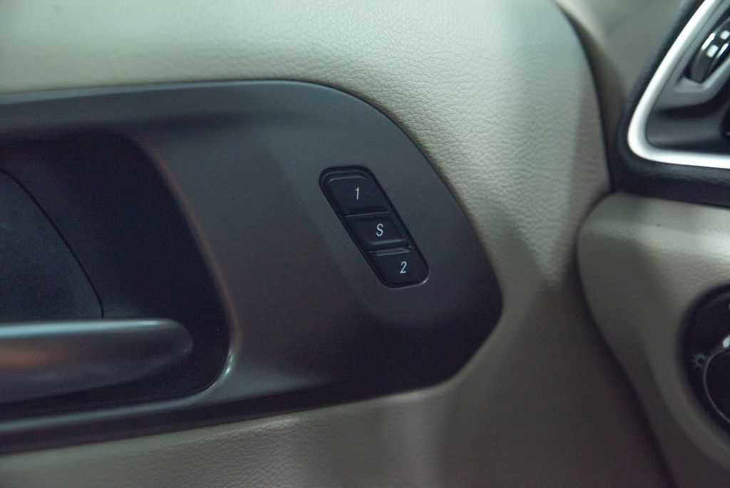 Used 2023 Chrysler Pacifica Touring-L FWD image 34
