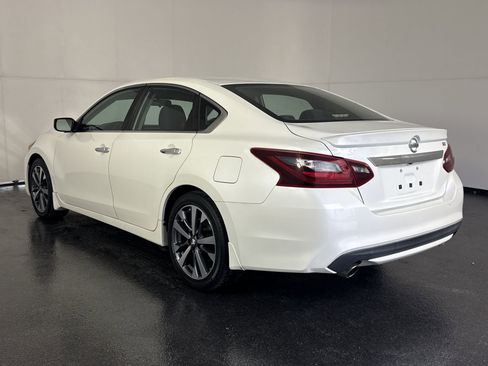 Used 2017 Nissan Altima 2.5 SR w/ LED Appearance Package image 8