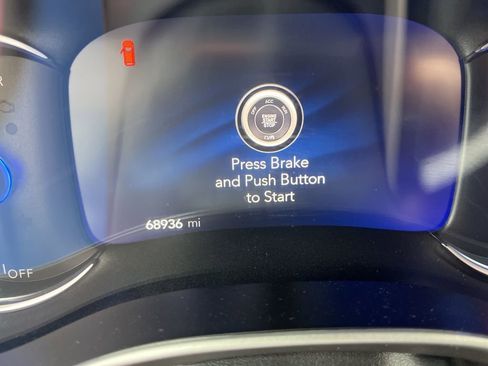 Used 2023 Chrysler Pacifica Touring-L image 10