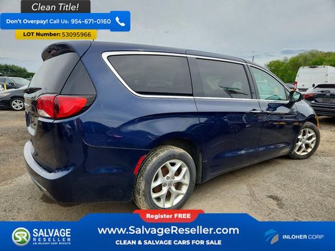 Used 2017 Chrysler Pacifica Touring Plus w/ Tire & Wheel Group FWD image 4