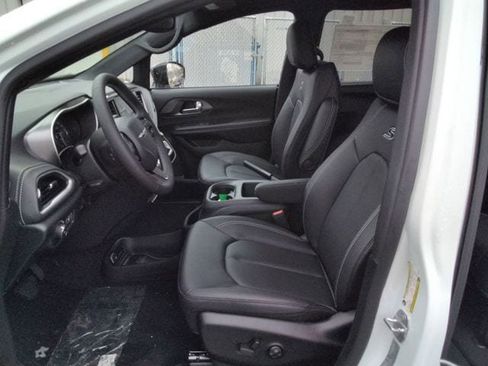New 2026 Chrysler Pacifica Select w/ S Appearance Package AWD/4WD image 9