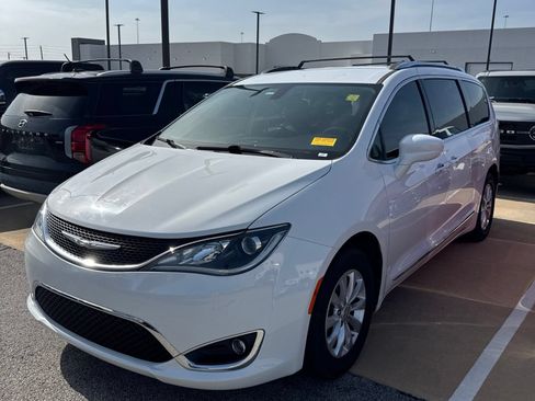 Used 2018 Chrysler Pacifica Touring-L FWD image 1