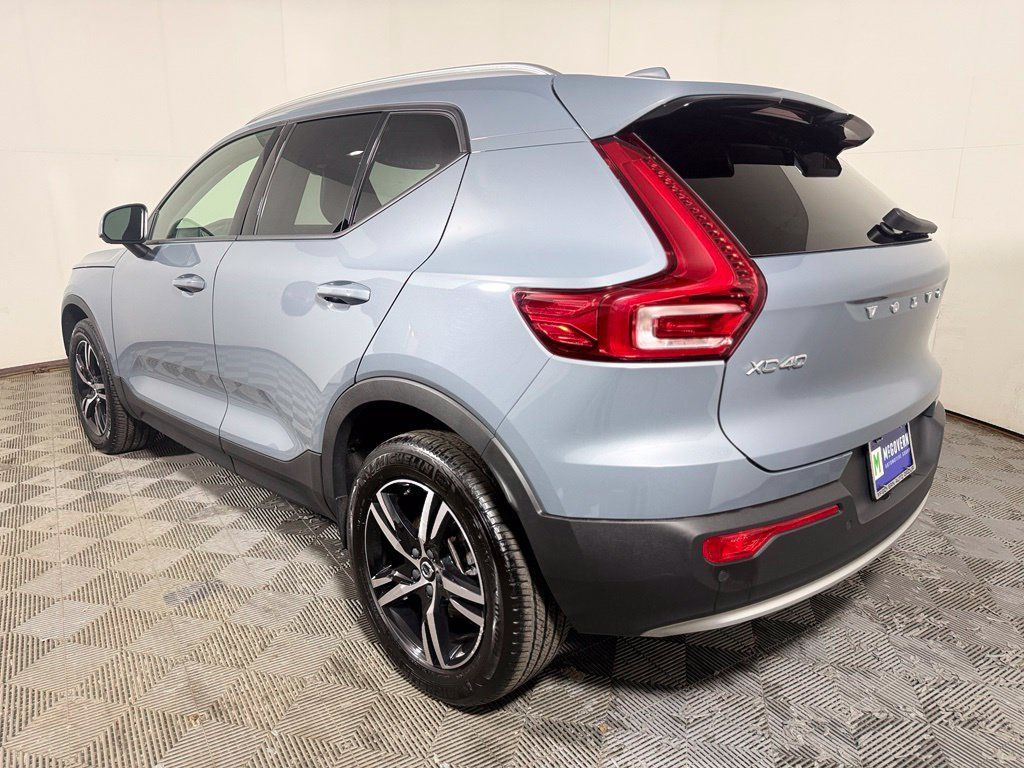 Used 2023 Volvo XC40 B5 Core w/ Convenience Package AWD/4WD image 4