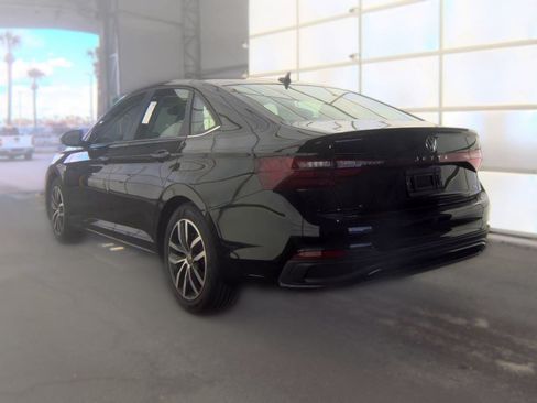 Used 2025 Volkswagen Jetta SE FWD image 8