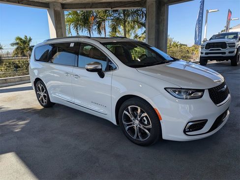New 2026 Chrysler Pacifica Pinnacle image 2