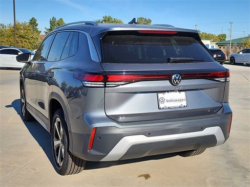 New 2025 Volkswagen Tiguan SE image 3