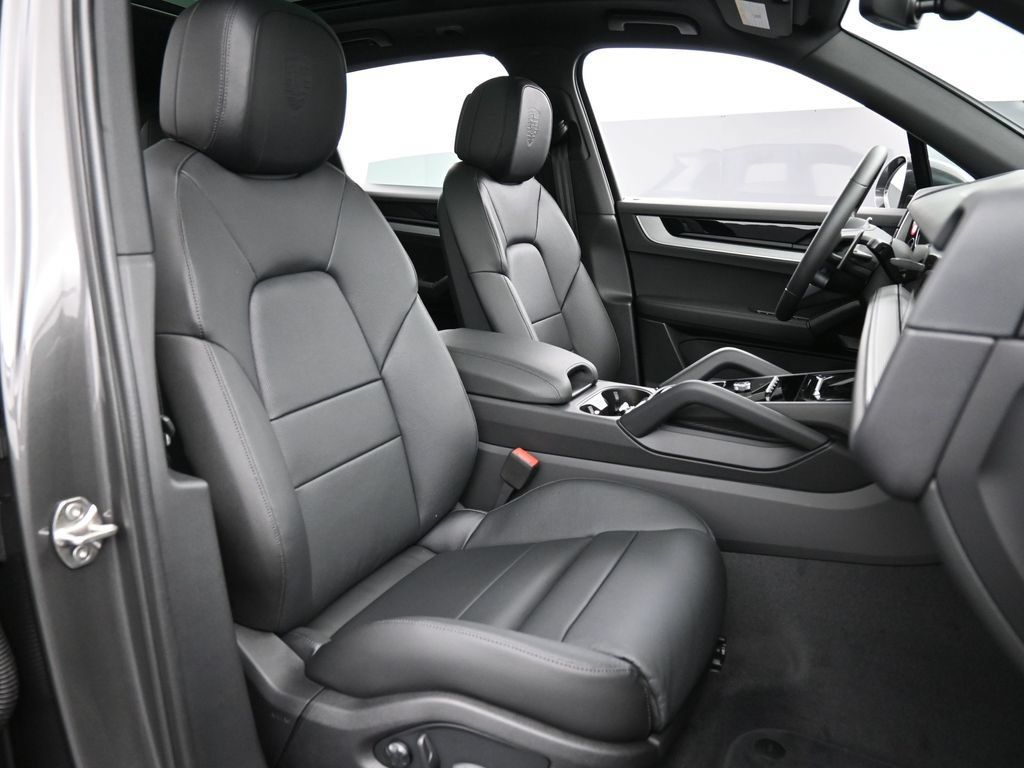 Certified 2026 Porsche Cayenne AWD/4WD image 30