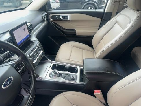 Used 2020 Ford Explorer XLT w/ Equipment Group 202A AWD/4WD image 18