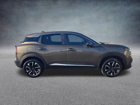 Used 2025 Nissan Kicks SV AWD/4WD image 2