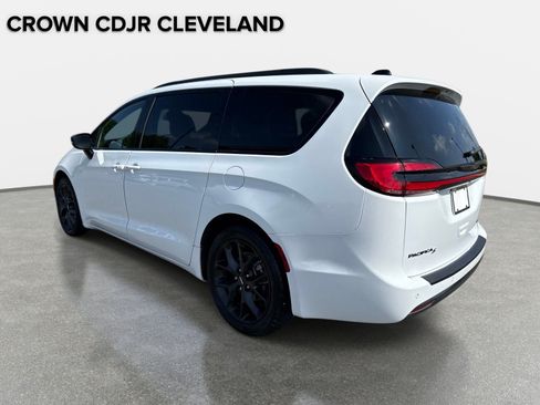 Used 2025 Chrysler Pacifica Limited FWD image 7
