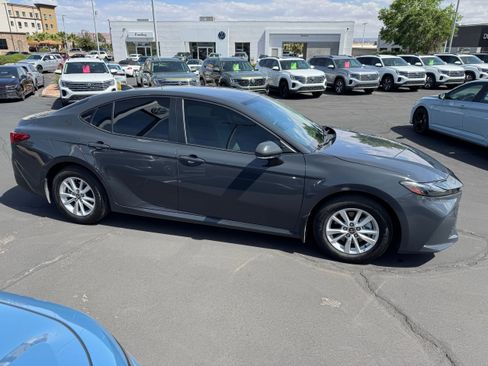 Used 2025 Toyota Camry LE image 7
