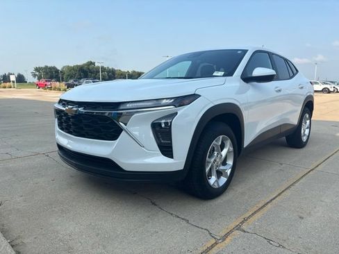 Used 2024 Chevrolet Trax LS w/ LS Convenience Package FWD image 9