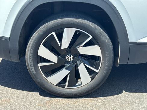 Used 2024 Volkswagen Atlas Cross Sport SE FWD image 4