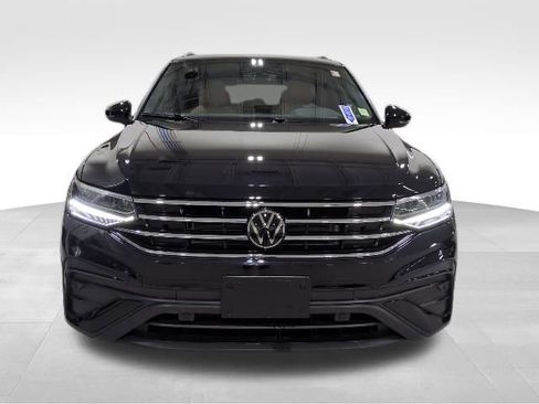 Used 2024 Volkswagen Tiguan SE w/ Panoramic Sunroof Package image 9