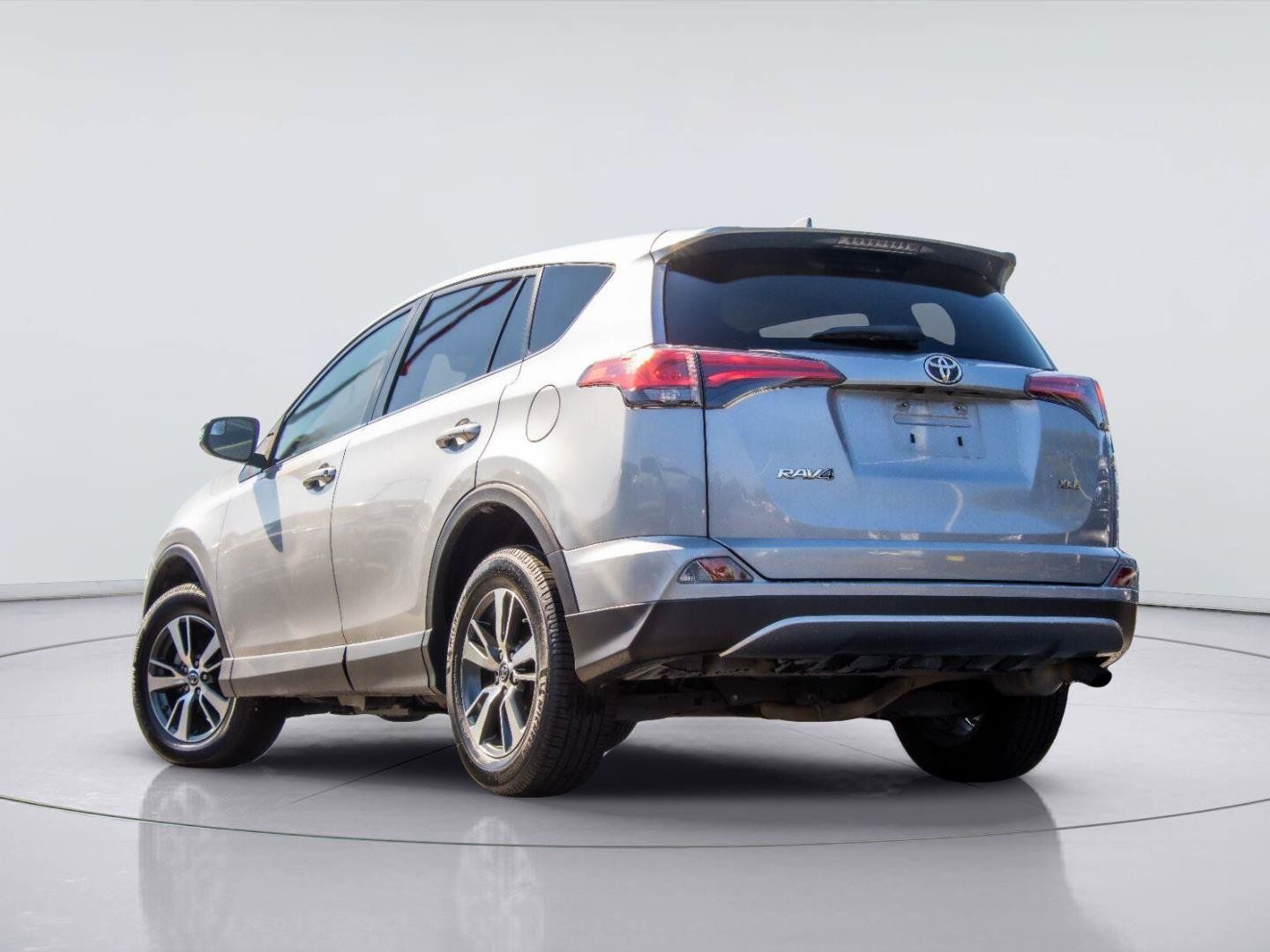 Used 2018 Toyota RAV4 XLE FWD image 3