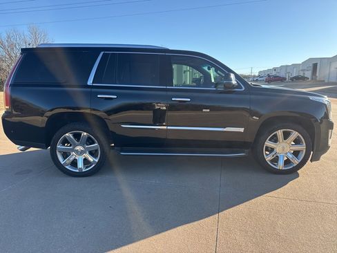 Used 2018 Cadillac Escalade Luxury image 4