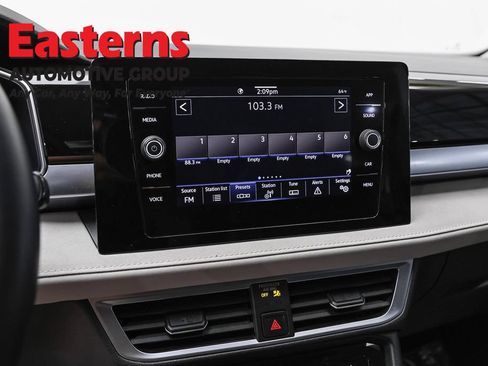 Used 2025 Volkswagen Taos SE FWD image 18