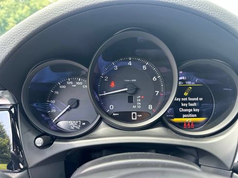 Used 2023 Porsche Macan AWD/4WD image 31