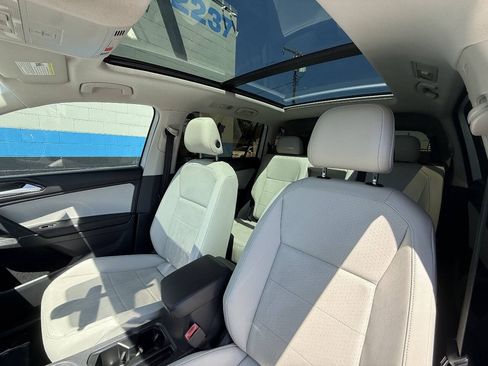Used 2018 Volkswagen Tiguan SE w/ Panoramic Sunroof Package FWD image 13