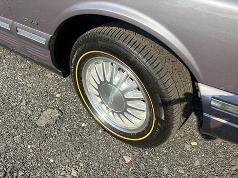 Used 1995 Lincoln Town Car Signature RWD image 20