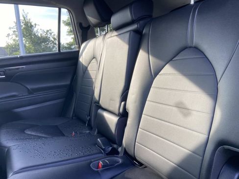 Used 2023 Toyota Highlander XLE FWD image 15