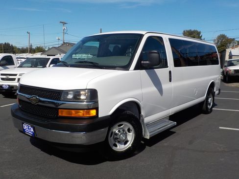 Used 2017 Chevrolet Express 3500 LT w/ LT Preferred Equipment Group RWD image 10