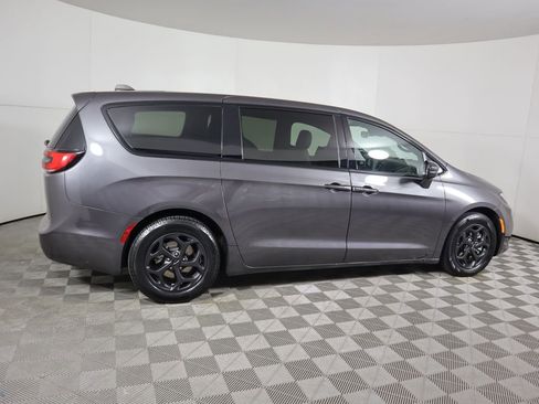 Used 2022 Chrysler Pacifica Touring-L w/ S Appearance Package image 4