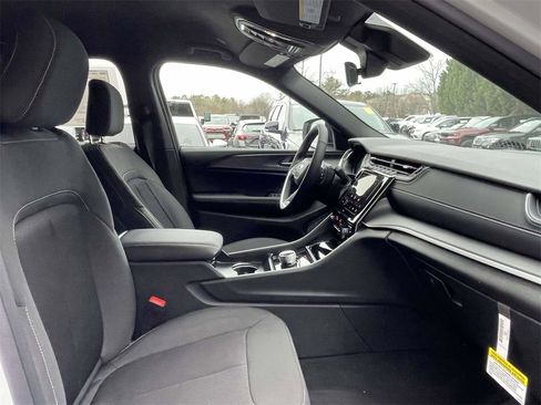 New 2025 Jeep Grand Cherokee Laredo w/ Luxury Tech Group I image 16