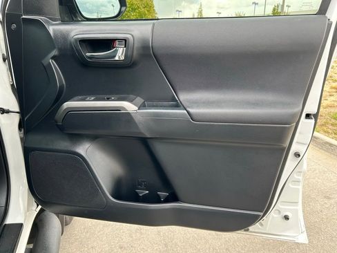 Used 2018 Toyota Tacoma TRD Sport w/ TRD Premium Sport Package AWD/4WD image 30