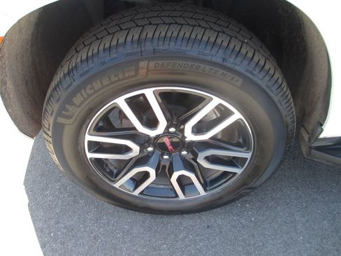 Used 2024 GMC Yukon XL AT4 w/ Technology Package AWD/4WD image 14