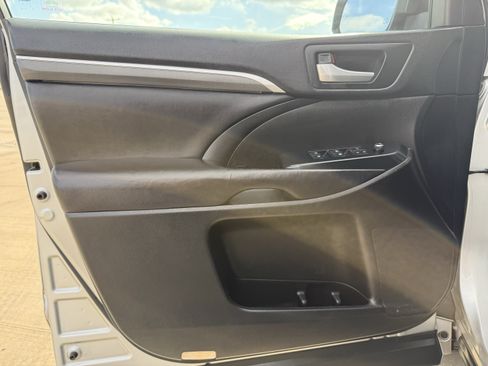 Used 2017 Toyota Highlander SE w/ Carpet Mat Package AWD/4WD image 25