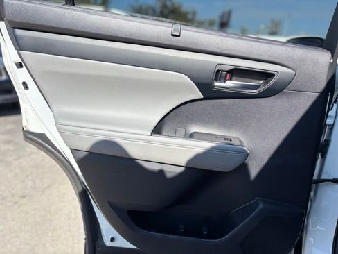 Used 2020 Toyota Highlander XLE image 17