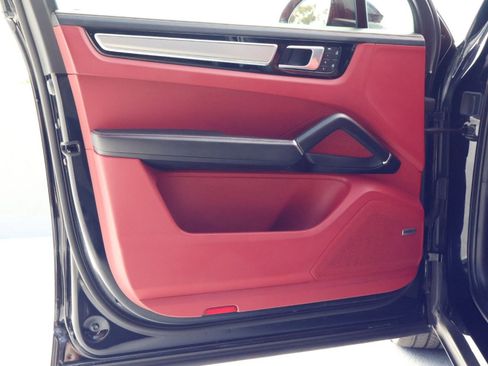 Certified 2023 Porsche Cayenne Platinum Edition w/ Premium Package Plus image 13