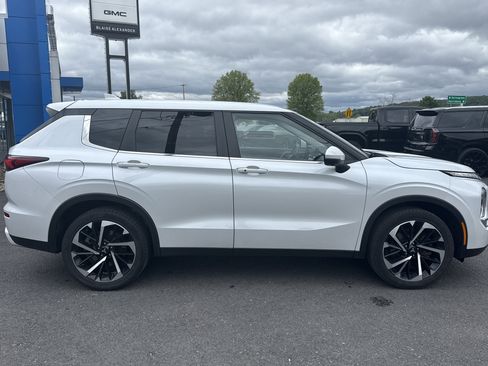 Used 2022 Mitsubishi Outlander SE AWD/4WD image 2