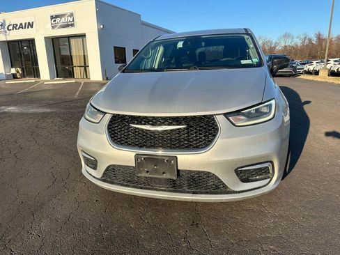 Used 2024 Chrysler Pacifica Touring-L image 17