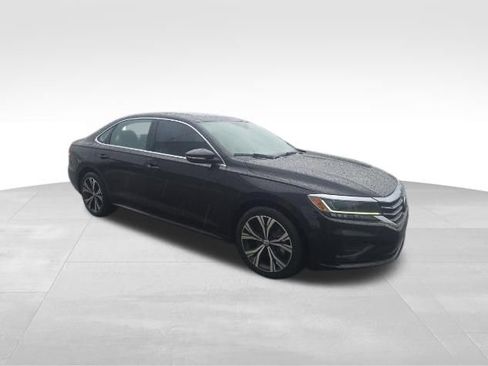 Certified 2021 Volkswagen Passat 2.0T SE FWD image 3